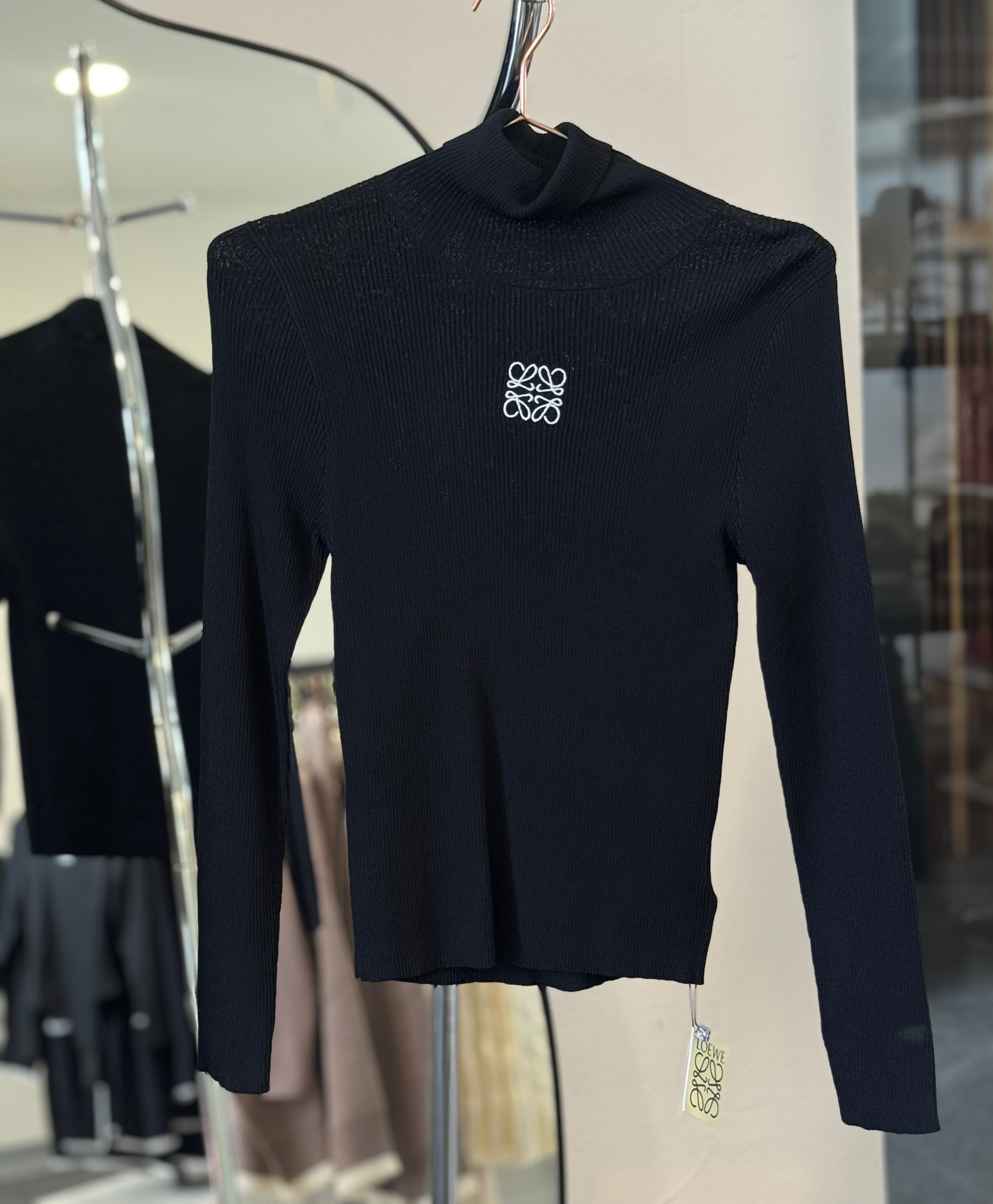 BLUSA CUELLO LOW NEGRA